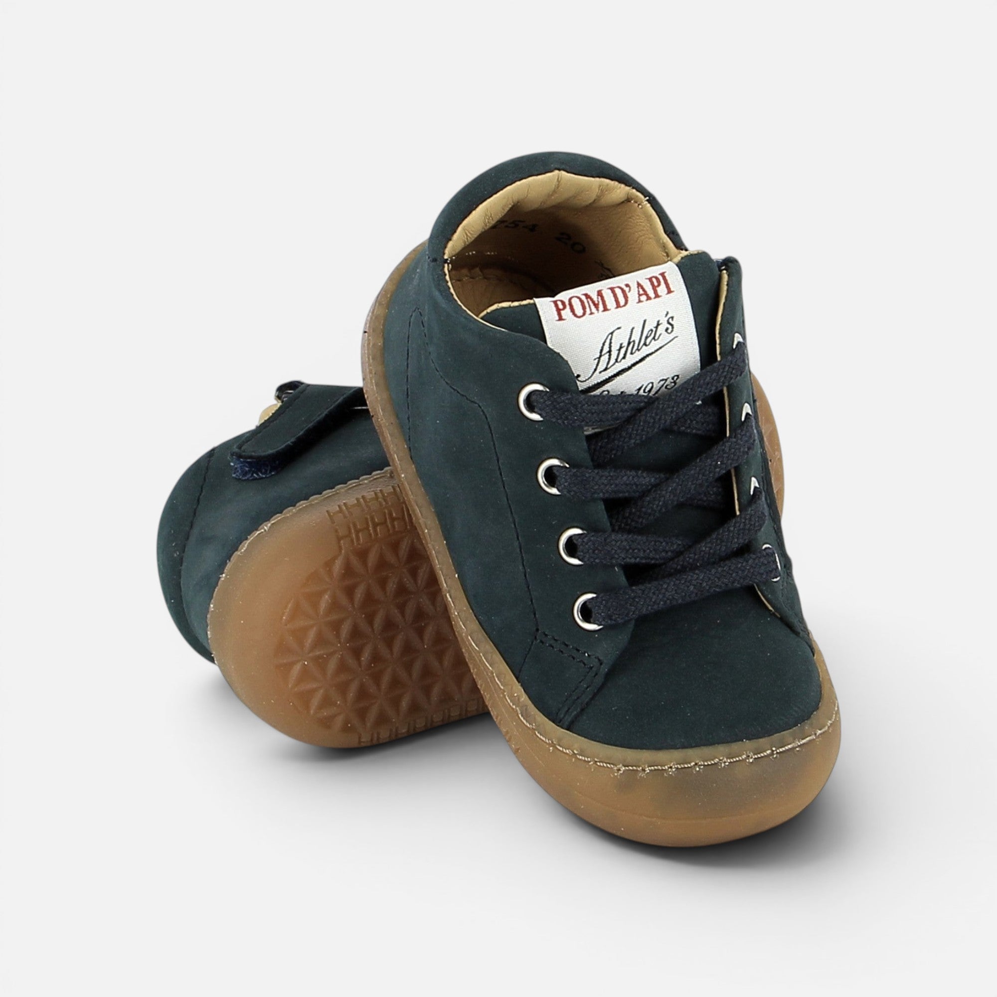 pom-d-api-yaka-walk-nubuck-navy-gar-on-barefoot image 2