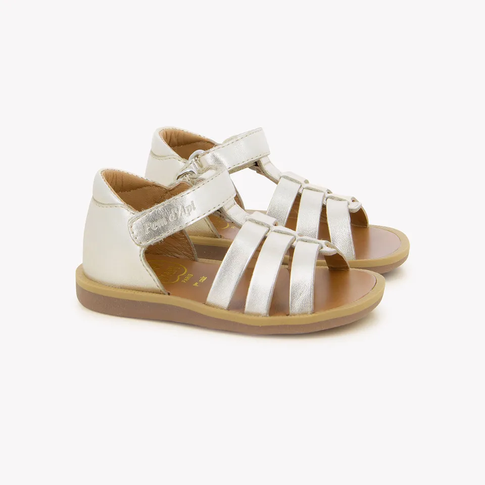 pom-d-api-poppy-strap-laminato-sandales-premiers-pas-fille-platine-scratch image 1