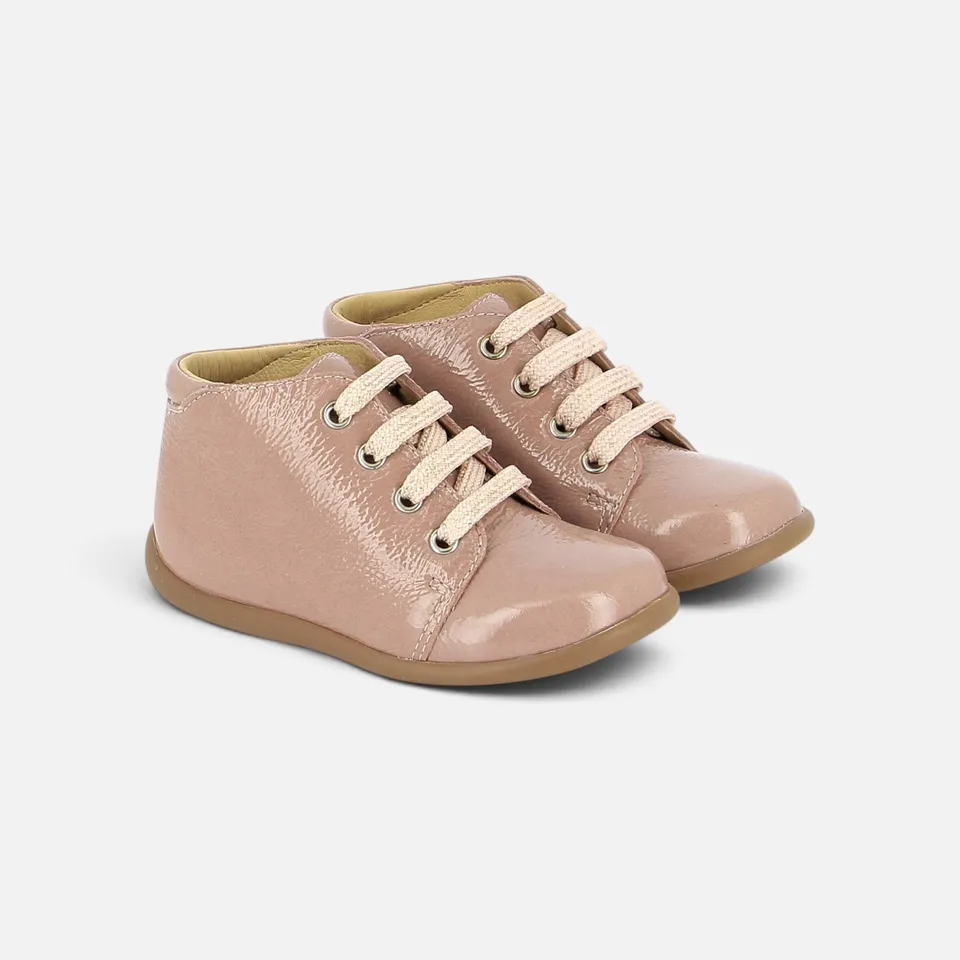 pom-d-api-stand-up-bottine-vernis-wrinkle-pink-chaussure-premiers-pas-fille image 1